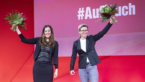 Das Foto zeigt Janine Wissler und Susanne Hennig-Wissler, die neuen Parteivorsitzenden